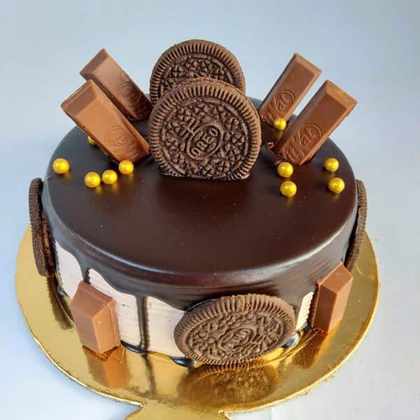 Chocolate cake with kit kat on top on Craiyon