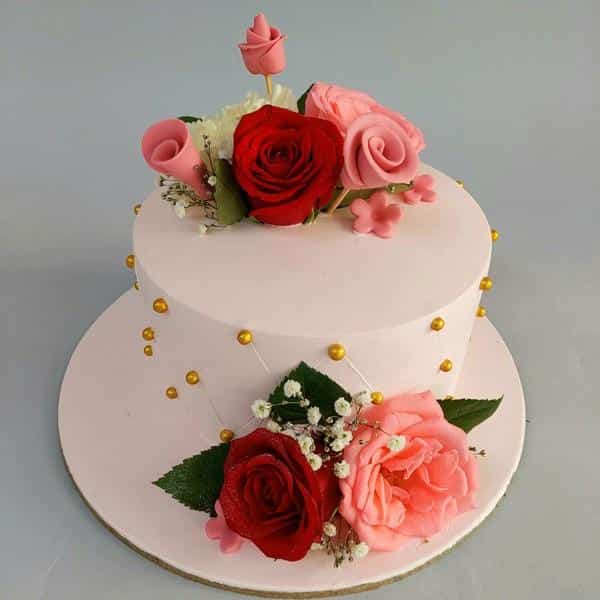 Red velvet cake with buttercream flowers | pike.corinne | Flickr
