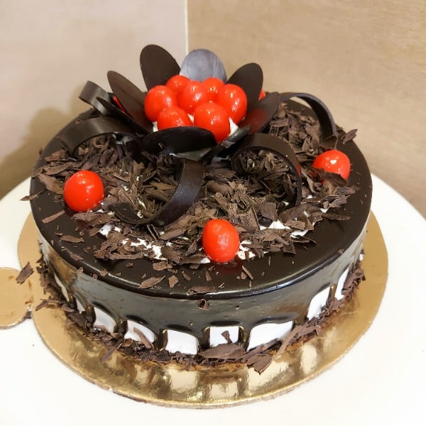 Sweet And Delicious 1Kg German Black Forest Flavored Round Cakes With  Chocolate Wafers Toppins Shelf Life: 24 Hours at Best Price in Pithoragarh  | Mishti Bakery