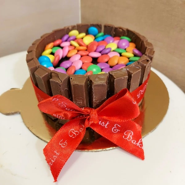 Choco KitKat Gems Cake | Buy Chocolate KitKat Gems Cake Online